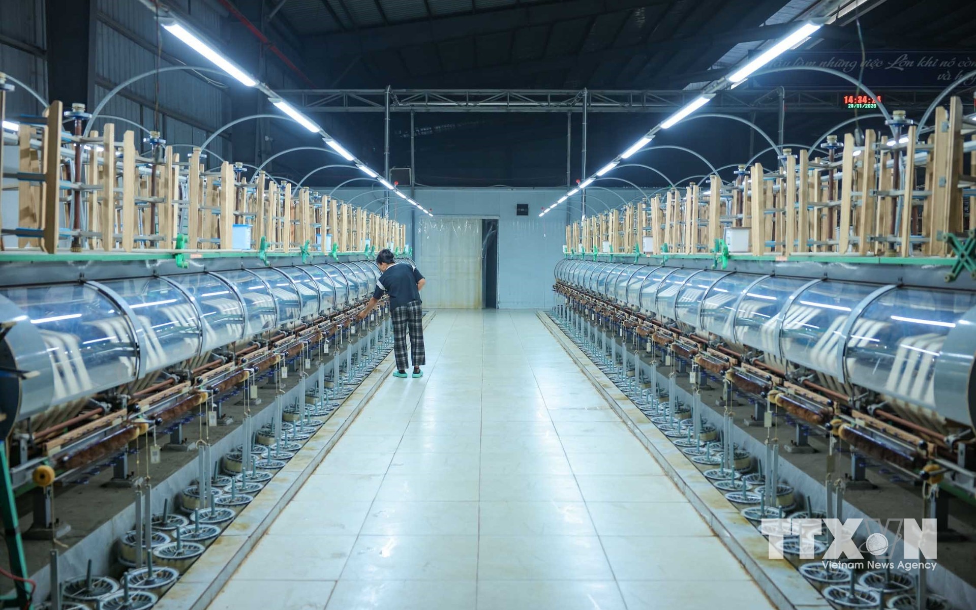Các hệ thống, cân điện tử kết nối trực tiếp phần mềm quản lý của công ty, giúp kiểm soát chất lượng sản phẩm tơ, coi mục tiêu chuyển đổi số là yêu cầu nhất quán với mục tiêu phát triển, tối ưu quản lý của nhà máy. (Ảnh: Hoàng Hiếu/TTXVN)